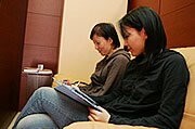 カウンセリング申込書と問診表を記入中