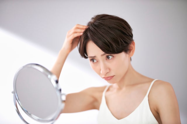 女性に多いストレス性の抜け毛とは？特徴や対策方法を紹介