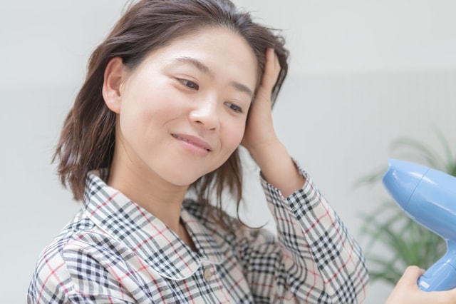 分け目の薄毛を目立たせないヘアスタイル