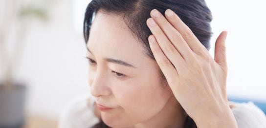 女性の薄毛・抜け毛の原因は？対策や確実に治す方法を解説