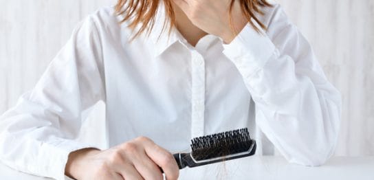 女性の髪の毛は一日で何本くらい抜ける？抜け毛の量が多い女性におすすめの改善策をご紹介