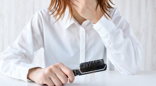 女性の髪の毛は一日で何本くらい抜ける？抜け毛の量が多い女性におすすめの改善策をご紹介