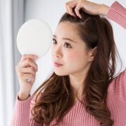 前髪の分け目が薄い原因と対策を解説！隠し方や目立たない髪型も紹介