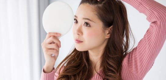 前髪の分け目が薄い原因と対策を解説！隠し方や目立たない髪型も紹介